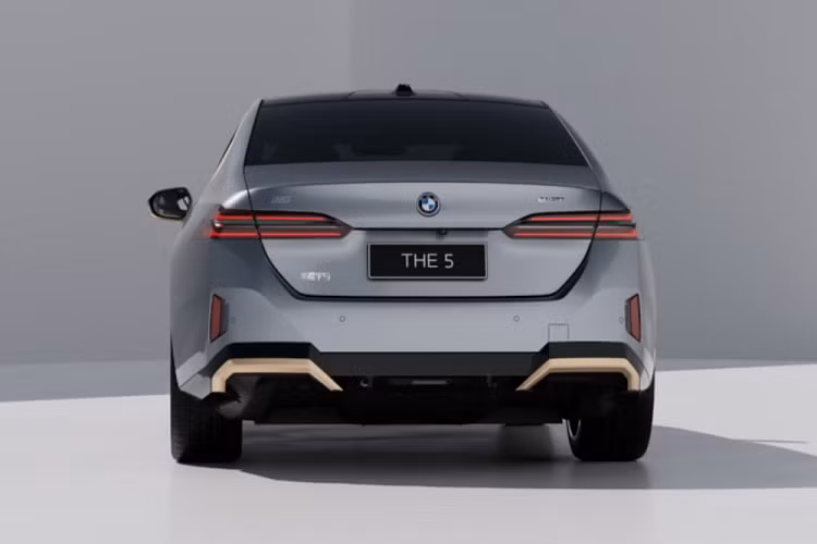 Trên ghế trước có thêm logo chữ "ngũ", có nghĩa là "số 5" trong tiếng Trung Quốc. Đây cũng là đặc điểm nhận dạng của BMW 5-Series 2024 dành cho thị trường Trung Quốc. Hiện thông tin về động cơ và giá xe BMW 5-Series và i5 2024 ở thị trường Trung Quốc vẫn chưa được hé lộ. Xe sẽ được sản xuất tại nhà máy của BMW ở quận Đại Đông, thành phố Thẩm Dương, tỉnh Liêu Ninh, Trung Quốc.