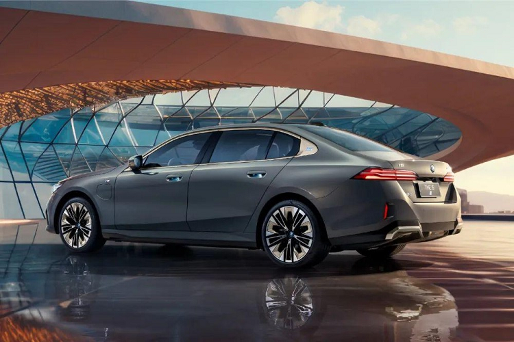 Màn hình BMW Theater Screen kết hợp với hệ thống âm thanh vòm Bowers &amp; Wilkins Diamond Surround Sound System sẽ biến khoang hành khách phía sau thành rạp hát di động. Bên cạnh đó là hệ thống điều hòa tự động 4 vùng, nội thất bọc da 2 màu cao cấp, ốp trang trí màu nâu đồng Titanium Bronze và những chi tiết bằng pha lê Crafted Clarity.