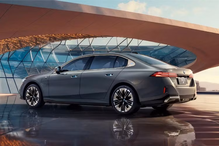 Màn hình BMW Theater Screen kết hợp với hệ thống âm thanh vòm Bowers &amp; Wilkins Diamond Surround Sound System sẽ biến khoang hành khách phía sau thành rạp hát di động. Bên cạnh đó là hệ thống điều hòa tự động 4 vùng, nội thất bọc da 2 màu cao cấp, ốp trang trí màu nâu đồng Titanium Bronze và những chi tiết bằng pha lê Crafted Clarity.