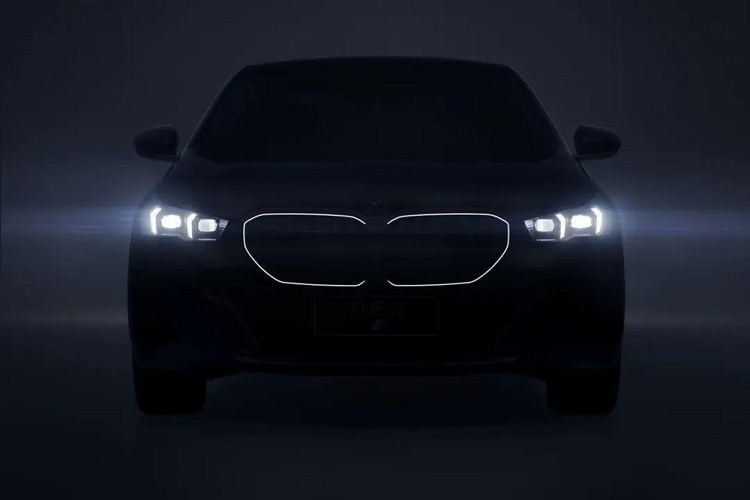 Ngoài những chi tiết kể trên, BMW 5-Series và i5 2024 ở Trung Quốc vẫn được áp dụng phong cách thiết kế tương tự xe toàn cầu. Do đó, xe cũng có lưới tản nhiệt quả thận đặc trưng với kích thước vừa phải và được trang bị những nan nằm dọc có thể phát sáng, lấy cảm hứng thiết kế từ răng cá mập.