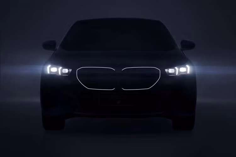 Ngoài những chi tiết kể trên, BMW 5-Series và i5 2024 ở Trung Quốc vẫn được áp dụng phong cách thiết kế tương tự xe toàn cầu. Do đó, xe cũng có lưới tản nhiệt quả thận đặc trưng với kích thước vừa phải và được trang bị những nan nằm dọc có thể phát sáng, lấy cảm hứng thiết kế từ răng cá mập.