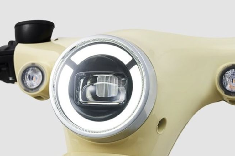 Về trang bị, Honda Super Cub bản chạy điện được trang bị đèn chiếu sáng dạng LED bao gồm đèn pha và đèn định vị ban ngày. Trong khi đó, đèn xi nhan được đặt ở hai bên, gần tay lái. Đồng hồ công tơ mét dạng kỹ thuật số, hiển thị các thông số cơ bản như dung lượng pin, số ODO và tốc độ.