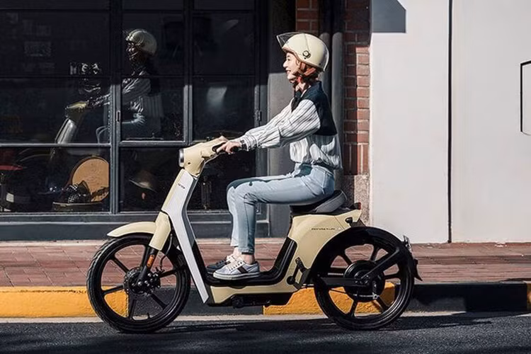 Theo Công báo sở hữu công nghiệp tháng 11 do Cục Sở hữu trí tuệ công bố, Honda đã đăng ký bản quyền kiểu dáng thiết kế cho mẫu xe máy điện Honda Cub e tại Việt Nam. Như vậy, nhiều khả năng mẫu xe này sẽ được mở bán tại Việt Nam từ năm 2024.