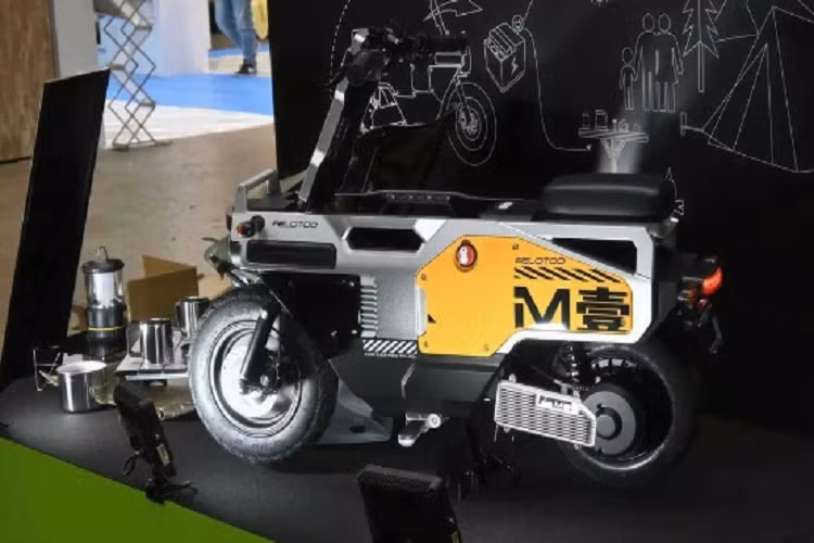 Xe có chiều cao yên chỉ 590mm, sau khi gập lại, xe chỉ còn cao 583mm. Chiếc xe này rất phù hợp với những chị em hay những người có vóc dáng nhỏ nhắn.