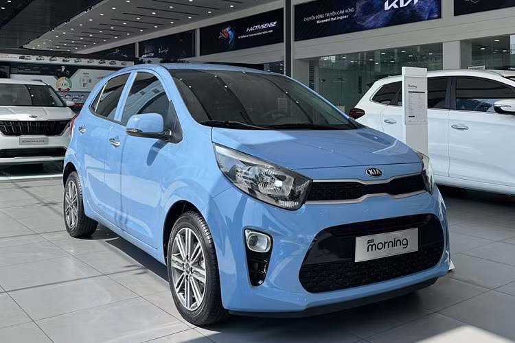 Tại Việt Nam, Kia Morning hiện vẫn đang được phân phối với 7 phiên bản và giá bán dao động từ 356 - 429 triệu đồng. Tuy có nhiều phiên bản và giá bán rẻ nhưng mẫu xe Hàn Quốc này đang dần đánh mất vị thế tại thị trường Việt Nam.