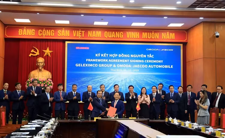 Hang xe Trung Quoc Chery bat tay Geleximco lap rap oto tai Viet Nam