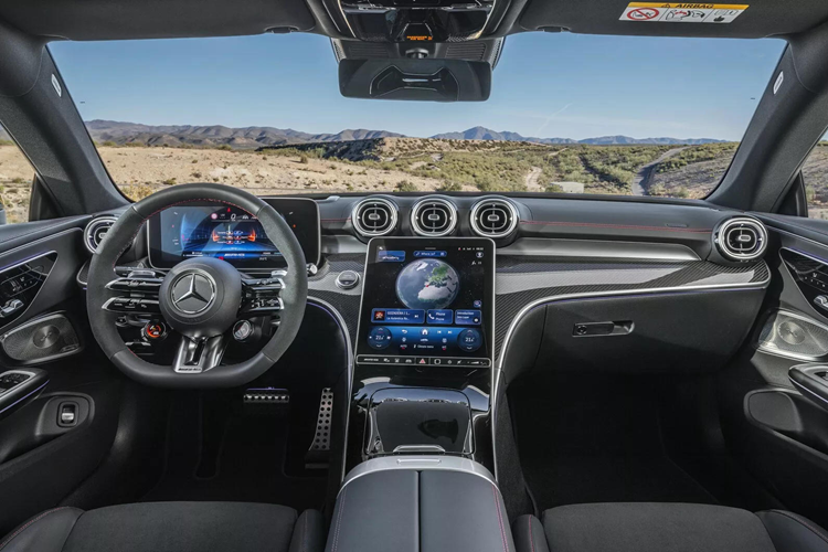 Ở phía sau, AMG CLE 53 Coupe 2024 được trang bị đèn hậu LED có thiết kế mới, cánh lướt gió nhỏ và cặp ống xả mới. Ngoài ra, khách hàng cũng có thể đặt mua xe với gói AMG Optics để bổ sung thêm bộ khuếch tán lớn hơn, cánh lướt gió cong và các tấm khí động học phía trước/sau.