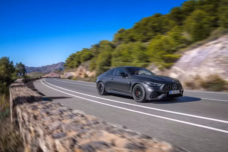 Khối động cơ này đã được nâng cấp buồng đốt, vòng piston mới, hệ thống phun xăng tối ưu và bộ tăng áp khí thải mới. Tổng công suất 449 mã lực trong khoảng 5.800 – 6.100 vòng/phút và mô-men xoắn 560 Nm hoặc 600 Nm khi bật tính năng Overboost.