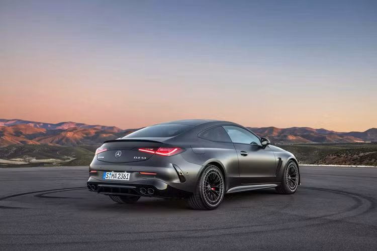 Hốc bánh Mercedes-AMG CLE 53 Coupe 2024 chạy điện trước rộng hơn 58 mm và hốc bánh xe sau rộng thêm 75 mm, mang đến vẻ oai vệ cho chiếc xe. Bộ mâm có kích thước 19 inch tiêu chuẩn hoặc 20 inch tùy chọn.