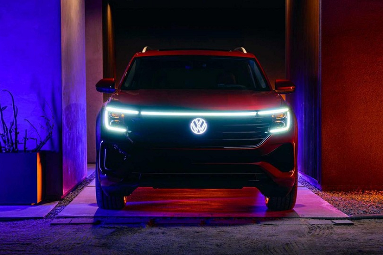 Cụ thể, mẫu SUV đến từ Đức được bổ sung đèn pha LED cỡ lớn hơn, bao quanh lưới tản nhiệt hình thang ngược khá rộng. Khác với phiên bản cũ, lưới tản nhiệt của Volkswagen Atlas 2024 đã bị loại bỏ các nan mạ crôm mà được sơn màu đen.