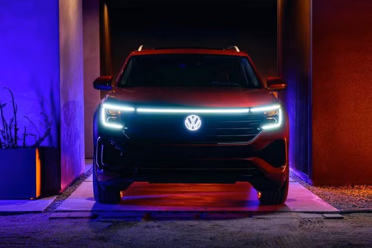 Cụ thể, mẫu SUV đến từ Đức được bổ sung đèn pha LED cỡ lớn hơn, bao quanh lưới tản nhiệt hình thang ngược khá rộng. Khác với phiên bản cũ, lưới tản nhiệt của Volkswagen Atlas 2024 đã bị loại bỏ các nan mạ crôm mà được sơn màu đen.