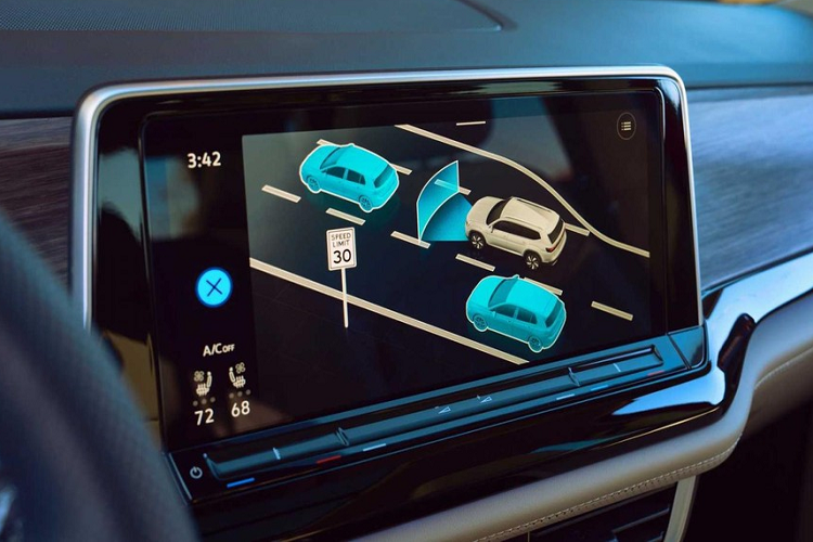 Bên trong Atlas 2024, hãng Volkswagen đã dùng chất liệu đẹp hơn trước. Trong đó, mặt táp-lô và cụm điều khiển trung tâm được bọc bằng chất liệu giả da cao cấp hơn thay vì nhựa cứng như phiên bản cũ. Chất liệu này cũng xuất hiện trên tapi cửa trước/sau.