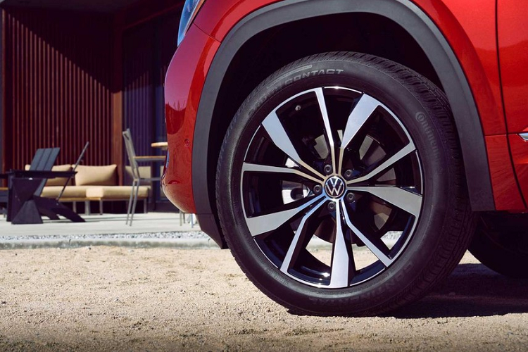 Trong khi đó, cản trước của xe được làm mới với 2 khe gió nằm ở hai góc và tạo cảm giác nối liền nhau. Hai khe gió này còn được trang trí bằng nẹp mạ crôm hình chữ "L". Bên dưới là hốc gió trung tâm cũng có nẹp mạ crôm. Những chi tiết thiết kế nằm ngang khiến khu vực đầu xe như rộng và bề thế hơn.