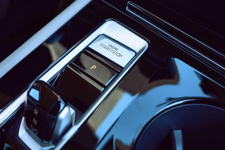 Mở nắp ca-pô của Volkswagen Atlas 2024, người dùng sẽ bắt gặp động cơ xăng 4 xi-lanh, tăng áp, dung tích 2.0L tiêu chuẩn mới, thay cho máy V6 cũ. Động cơ mới tạo ra công suất tối đa 269 mã lực và mô-men xoắn cực đại 370 Nm.