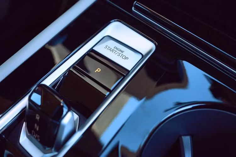 Mở nắp ca-pô của Volkswagen Atlas 2024, người dùng sẽ bắt gặp động cơ xăng 4 xi-lanh, tăng áp, dung tích 2.0L tiêu chuẩn mới, thay cho máy V6 cũ. Động cơ mới tạo ra công suất tối đa 269 mã lực và mô-men xoắn cực đại 370 Nm.