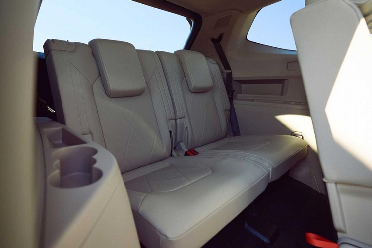 Động cơ kết hợp với hộp số tự động 8 cấp và hệ dẫn động cầu trước tiêu chuẩn hoặc hệ dẫn động 4 bánh toàn thời gian 4Motion tùy chọn.