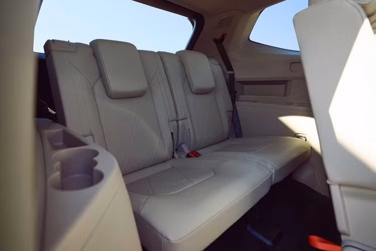 Động cơ kết hợp với hộp số tự động 8 cấp và hệ dẫn động cầu trước tiêu chuẩn hoặc hệ dẫn động 4 bánh toàn thời gian 4Motion tùy chọn.