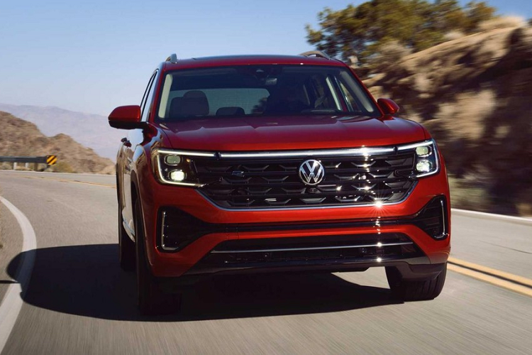 Thêm vào đó là cánh gió mui lớn hơn trước và dải đèn nằm vắt ngang trên cửa cốp mới.