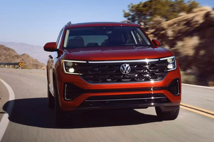 Thêm vào đó là cánh gió mui lớn hơn trước và dải đèn nằm vắt ngang trên cửa cốp mới.