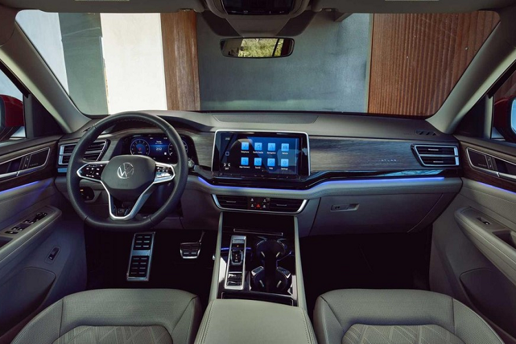 Riêng phiên bản R-Line cao cấp nhất sẽ dùng vành hợp kim nhôm có đường kính 21 inch. Ngoài ra, bản R-Line còn có logo riêng và những chi tiết ngoại thất màu đen bóng làm điểm nhấn.