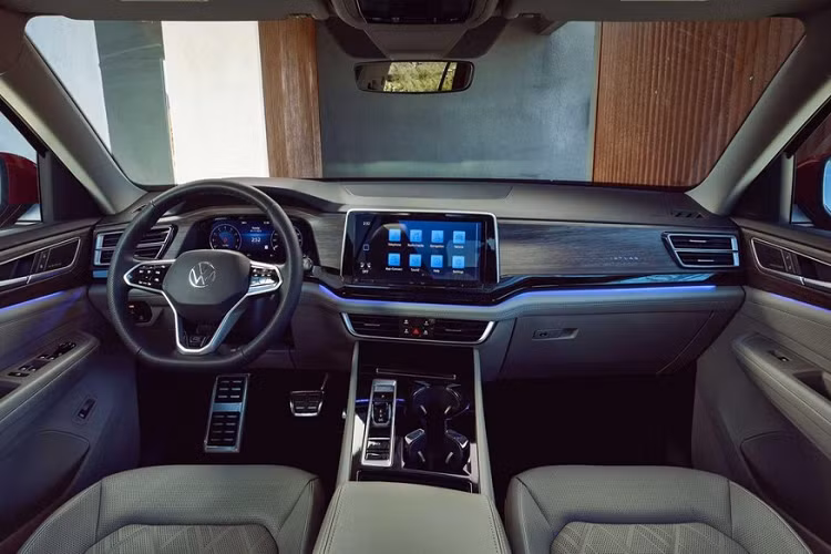 Riêng phiên bản R-Line cao cấp nhất sẽ dùng vành hợp kim nhôm có đường kính 21 inch. Ngoài ra, bản R-Line còn có logo riêng và những chi tiết ngoại thất màu đen bóng làm điểm nhấn.