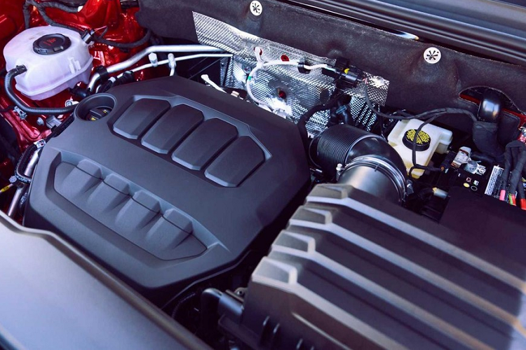 Điểm nhấn tiếp theo của Volkswagen Atlas 2024 là gói hỗ trợ lái nâng cao IQ.Drive được trang bị tiêu chuẩn cho xe. Gói công nghệ an toàn chủ động ADAS này mang đến những tính năng như hỗ trợ đưa xe vào giữa làn đường, hỗ trợ giữ làn đường và phanh tự động. Tuy nhiên, hệ thống kiểm soát hành trình thích ứng và màn hình hiển thị thông tin kính lái vẫn chưa phải là trang bị tiêu chuẩn của xe.