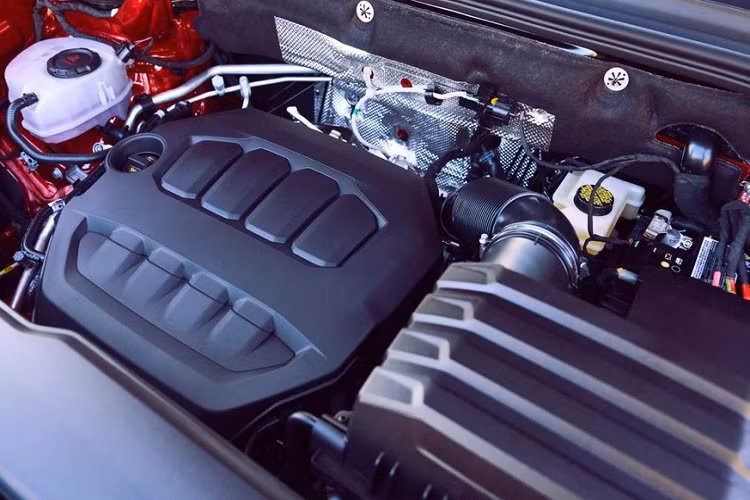 Điểm nhấn tiếp theo của Volkswagen Atlas 2024 là gói hỗ trợ lái nâng cao IQ.Drive được trang bị tiêu chuẩn cho xe. Gói công nghệ an toàn chủ động ADAS này mang đến những tính năng như hỗ trợ đưa xe vào giữa làn đường, hỗ trợ giữ làn đường và phanh tự động. Tuy nhiên, hệ thống kiểm soát hành trình thích ứng và màn hình hiển thị thông tin kính lái vẫn chưa phải là trang bị tiêu chuẩn của xe.