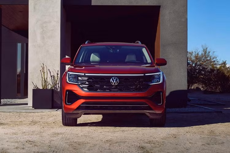 Chưa dừng ở đó, cụm đèn pha của mẫu xe này còn tích hợp dải đèn LED định vị ban ngày hình chữ "C". Dải đèn LED định vị ban ngày còn được kéo dài vào bên trong, nằm vắt ngang trên đỉnh lưới tản nhiệt. Ngay cả logo của hãng Volkswagen trên lưới tản nhiệt cũng có thể phát sáng, tạo hiệu ứng ấn tượng trong đêm.