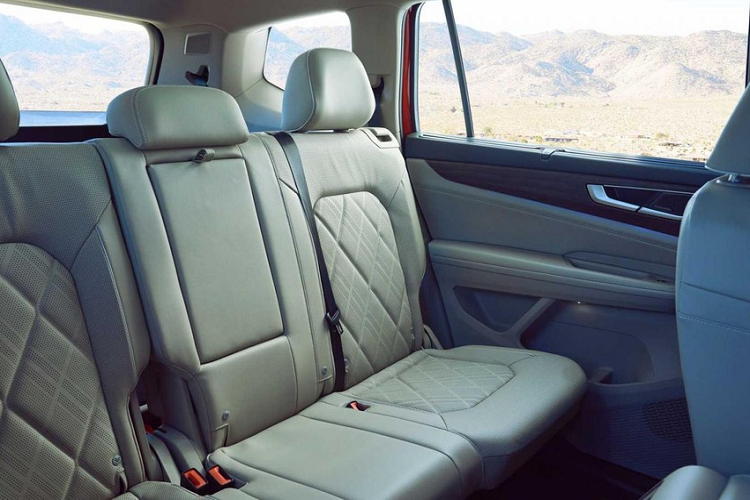 ... và màn hình cảm ứng trung tâm 12 inch đặt nổi trên mặt táp-lô, thay cho loại 10,3 inch cũ. Màn hình này hỗ trợ kết nối Apple CarPlay và Android Auto tiêu chuẩn. Bên cạnh đó là sạc không dây, 6 cổng USB Type C và 2 cổng USB Type A tiện dụng.