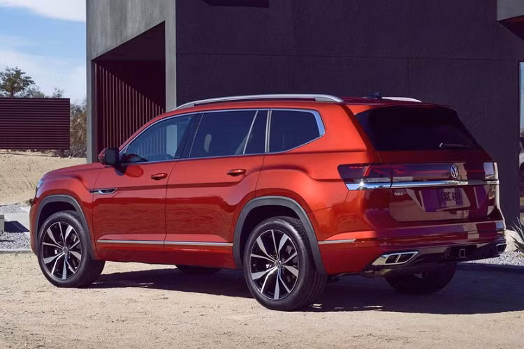Đáng tiếc là khu vực bên sườn và phía sau của Volkswagen Atlas 2024 gần như giữ nguyên như cũ. Hãng xe Đức chỉ bổ sung vành la-zăng mới với đường kính từ 18 - 20 inch, tùy phiên bản, cho mẫu SUV này.