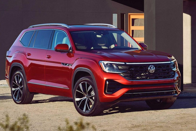 Lần này, cả Volkswagen Atlas 3 hàng ghế và Atlas Cross 2 hàng ghế đều được nâng cấp về mặt thiết kế cũng như động cơ. Sự mới mẻ về thiết kế được thể hiện rõ nhất ở khu vực đầu xe.