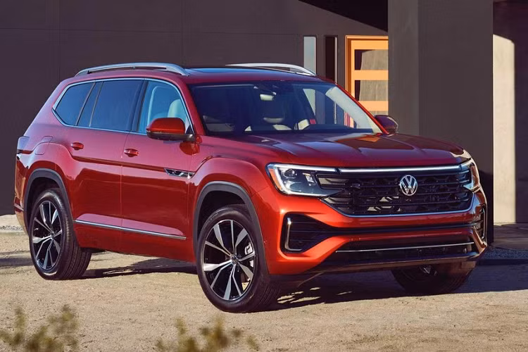 Lần này, cả Volkswagen Atlas 3 hàng ghế và Atlas Cross 2 hàng ghế đều được nâng cấp về mặt thiết kế cũng như động cơ. Sự mới mẻ về thiết kế được thể hiện rõ nhất ở khu vực đầu xe.