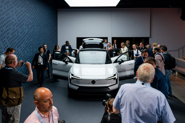 Ngay khi công bố mức giá xe Volvo EX30 2024, đây là mẫu SUV sang trọng thuần điện có mức giá rẻ nhất tại thị trường Mỹ, chỉ tương đương với chiếc xe sử dụng động cơ đốt trong.