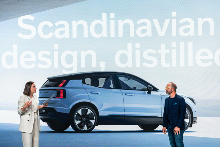 Mức giá này áp dụng cho EX30 phiên bản 1 động cơ điện đặt phía sau, sản sinh công suất 268 mã lực và mô-men xoắn 343 Nm (253 lb-ft). Khả năng tăng tốc 0-100 km/h trong 5,1 giây. Volvo EX30 phiên bản Core trang bị viên pin dung tích 69 kWh và phạm vi di chuyển đạt 442 km (275 mph).