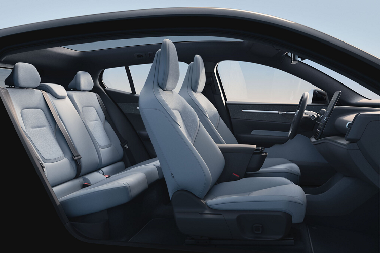 Còn phiên bản Ultra có nhiều tính năng an toàn tiên tiến hơn như Pilot Assist với chức năng đổi làn, camera xung quanh 360 độ và hỗ trợ đỗ xe – Park Pilot Assist. Bên cạnh đó, Volvo cũng công bố giá bán và thông tin của EX30 phiên bản 2 động cơ điện đặt trước sau.