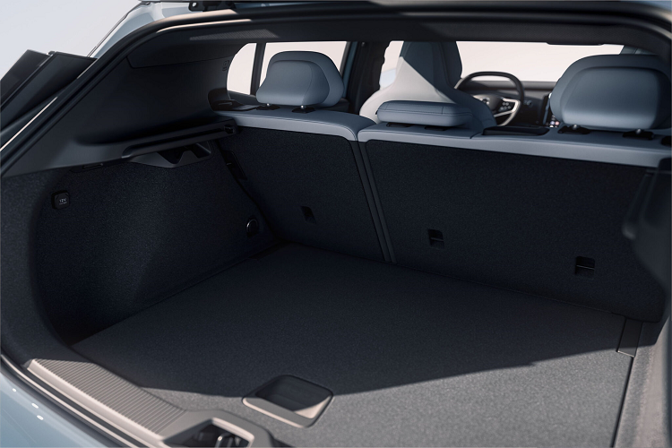 Tổng công suất sản sinh 422 mã lực và mô-men xoắn 542 Nm (400 lb-ft). Với hệ dẫn động e-AWD, khả năng tăng tốc từ 0-100 km/h chỉ trong 3,4 giây, trở thành mẫu Volvo nhanh nhất từ trước tới nay, vượt mặt thương hiệu xe hạng sang hiệu suất cao – Polestar. Phạm vi di chuyển của phiên bản động cơ điện kép giảm xuống còn 426 km (265 mph).