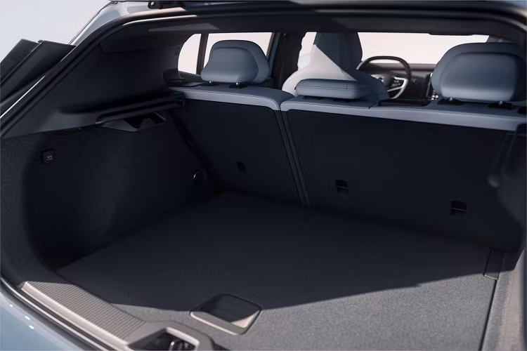 Tổng công suất sản sinh 422 mã lực và mô-men xoắn 542 Nm (400 lb-ft). Với hệ dẫn động e-AWD, khả năng tăng tốc từ 0-100 km/h chỉ trong 3,4 giây, trở thành mẫu Volvo nhanh nhất từ trước tới nay, vượt mặt thương hiệu xe hạng sang hiệu suất cao – Polestar. Phạm vi di chuyển của phiên bản động cơ điện kép giảm xuống còn 426 km (265 mph).