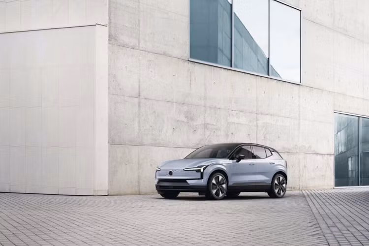 Volvo EX30 không phải là chiếc EV kích thước lớn nhất hoặc được trang bị tốt nhất trên thị trường, nhưng mức giá khởi điểm ấn tượng kết hợp với hiệu suất cạnh tranh sẽ khiến mẫu xe mới nhất của Volvo trở thành mẫu xe hấp dẫn được nhiều khách hàng đón nhận. Những khách hàng đặt trước có thể cấu hình xe của mình vào cuối mùa thu và việc giao xe dự kiến vào nửa đầu năm 2024.