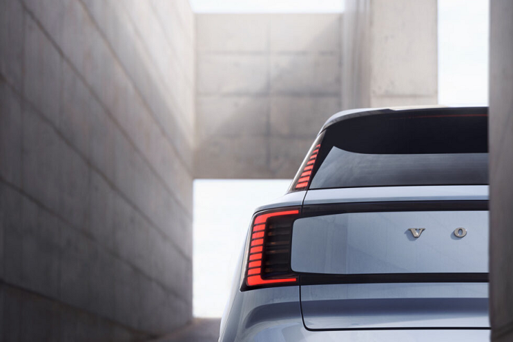 Volvo EX30 phiên bản Twin Motor Performance Plus bắt đầu từ 44.900 USD tương đương 1,097 tỷ đồng, trong khi phiên bản Ultra có giá 46.600 USD, tương đương 1,136 tỷ đồng. Volvo EX30 là mẫu xe điện có mức giá đáng kinh ngạc, trong khi đó ngay cả đàn anh XC40 Recharge có công suất thấp hơn nhưng mức khởi điểm từ 53.550 USD (1,3 tỷ đồng).