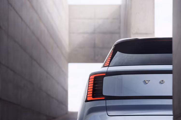 Volvo EX30 phiên bản Twin Motor Performance Plus bắt đầu từ 44.900 USD tương đương 1,097 tỷ đồng, trong khi phiên bản Ultra có giá 46.600 USD, tương đương 1,136 tỷ đồng. Volvo EX30 là mẫu xe điện có mức giá đáng kinh ngạc, trong khi đó ngay cả đàn anh XC40 Recharge có công suất thấp hơn nhưng mức khởi điểm từ 53.550 USD (1,3 tỷ đồng).