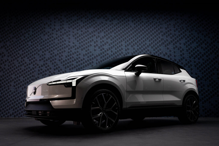 Volvo EX30 phiên bản Core có mức giá khởi điểm từ chỉ 34.950 USD (không bao gồm phí giao xe tận nơi 1.295 USD), rẻ hơn hẳn các dòng xe điện đến từ Audi, BMW, Mercedes hoặc các thương hiệu xe sang thuần điện khác.