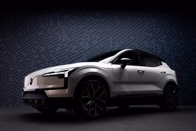 Volvo EX30 phiên bản Core có mức giá khởi điểm từ chỉ 34.950 USD (không bao gồm phí giao xe tận nơi 1.295 USD), rẻ hơn hẳn các dòng xe điện đến từ Audi, BMW, Mercedes hoặc các thương hiệu xe sang thuần điện khác.