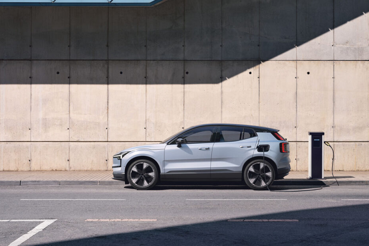 Để giảm chi phí, Volvo EX30 chỉ có 5 tùy chọn màu sắc gồm Moss Yellow (Vàng Rêu), Cloud Blue (Xanh da trời), Vapour Grey (Xám), Crystal White (Trắng pha lê) và Onyx Black (Đen). Nội thất mang tới trải nghiệm sang trọng của thiết kế tối giản theo phong cách Scandinavia, kết hợp giữa vật liệu tái chế và da.