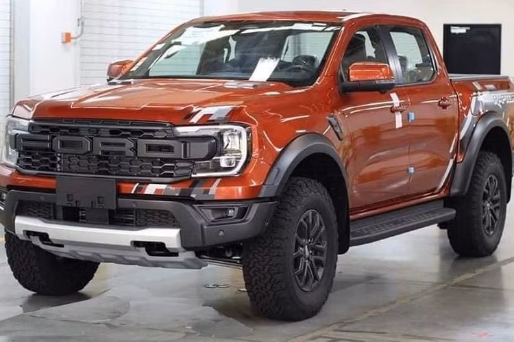 Lái xe Ford Ranger Raptor 2023 có thể chọn 1 trong 7 chế độ lái, bao gồm Normal, Sport, Slippery, Rock Crawl, Mud/Ruts, Sand và Baja để điều khiển mẫu xe bán tải hạng nặng này với các địa hình khác nhau.