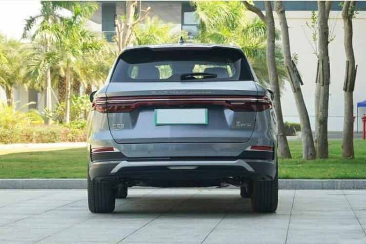 Việc BYD Song Pro DM-i 2023 - SUV cỡ C "sang, xịn, mịn" - được tung ảnh chính thức trước ngày ra mắt cũng sẽ làm các đối thủ như Toyota Corolla Cross, Mazda CX-5, Honda CR-V, Hyundai Tucson và Mitsubishi Outlander, đứng ngồi không yên.