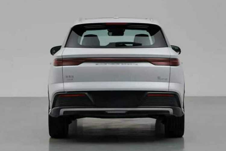 Chưa hết, cản trước và 2 hốc gió bên hông của BYD Song Pro DM-i 2023 đã được tạo hình lại mới mẻ, nhằm dễ nhận biết cho phiên bản dự kiến sẽ có tên gọi là Champion Edition.