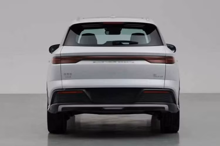 Chưa hết, cản trước và 2 hốc gió bên hông của BYD Song Pro DM-i 2023 đã được tạo hình lại mới mẻ, nhằm dễ nhận biết cho phiên bản dự kiến sẽ có tên gọi là Champion Edition.