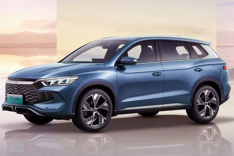 So với phiên bản hiện tại đang bán ra thị trường, BYD Song Pro DM-i 2023 không chỉ có mặt tiền mới mẻ, mà xe còn có thêm trang bị la-zăng thể thao, 5 chấu kép đẹp mắt, và sau cùng là khuếch tán mới, giúp xe năng động hơn hẳn so với BYD Song Pro 2022.