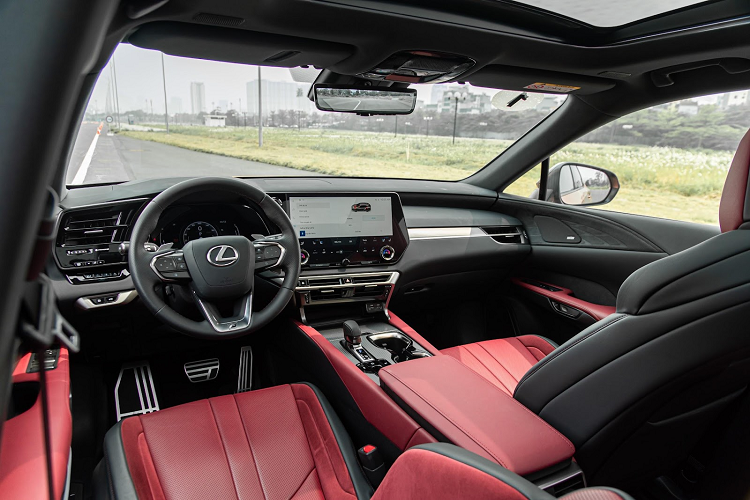 Ở thời đại mà công nghệ lên ngôi, khách hàng của Lexus ngày càng trẻ. Bởi vậy, Lexus F ngày càng đóng góp vai trò quan trọng hơn trong quá trình phát triển sản phẩm của thương hiệu hạng sang Nhật Bản. Nhãn hiệu F SPORT gần như xuất hiện trên mọi dòng xe Lexus, từ IS, ES, NX, RX đến cả dòng sedan cỡ lớn LS. RX thế hệ mới có 4 phiên bản được phân phối ở Việt Nam, 2 trong số đó là RX 350 F SPORT và RX 500h F SPORT Performance. 