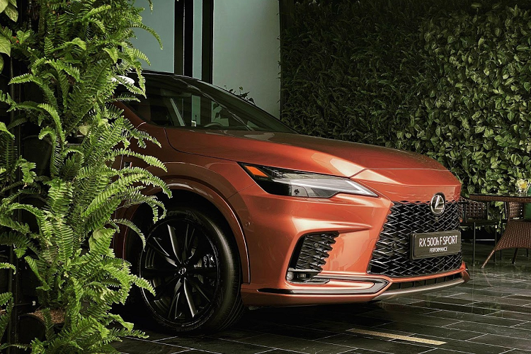 Kỹ sư trưởng phụ trách Lexus RX, ông Takaaki Ohno cho biết, mục tiêu của Lexus với RX 500h F SPORT Performance là tạo ra chiếc xe mang đến trải nghiệm lái thú vị và có thể tương tác được với người lái. Để làm được điều này, Lexus đã phát triển nâng cao hơn nữa các yếu tố mang lại Dấu ấn Trải nghiệm lái (Lexus Driving Signature) cũng như tích hợp hệ thống hybrid song song DIRECT4 mới.